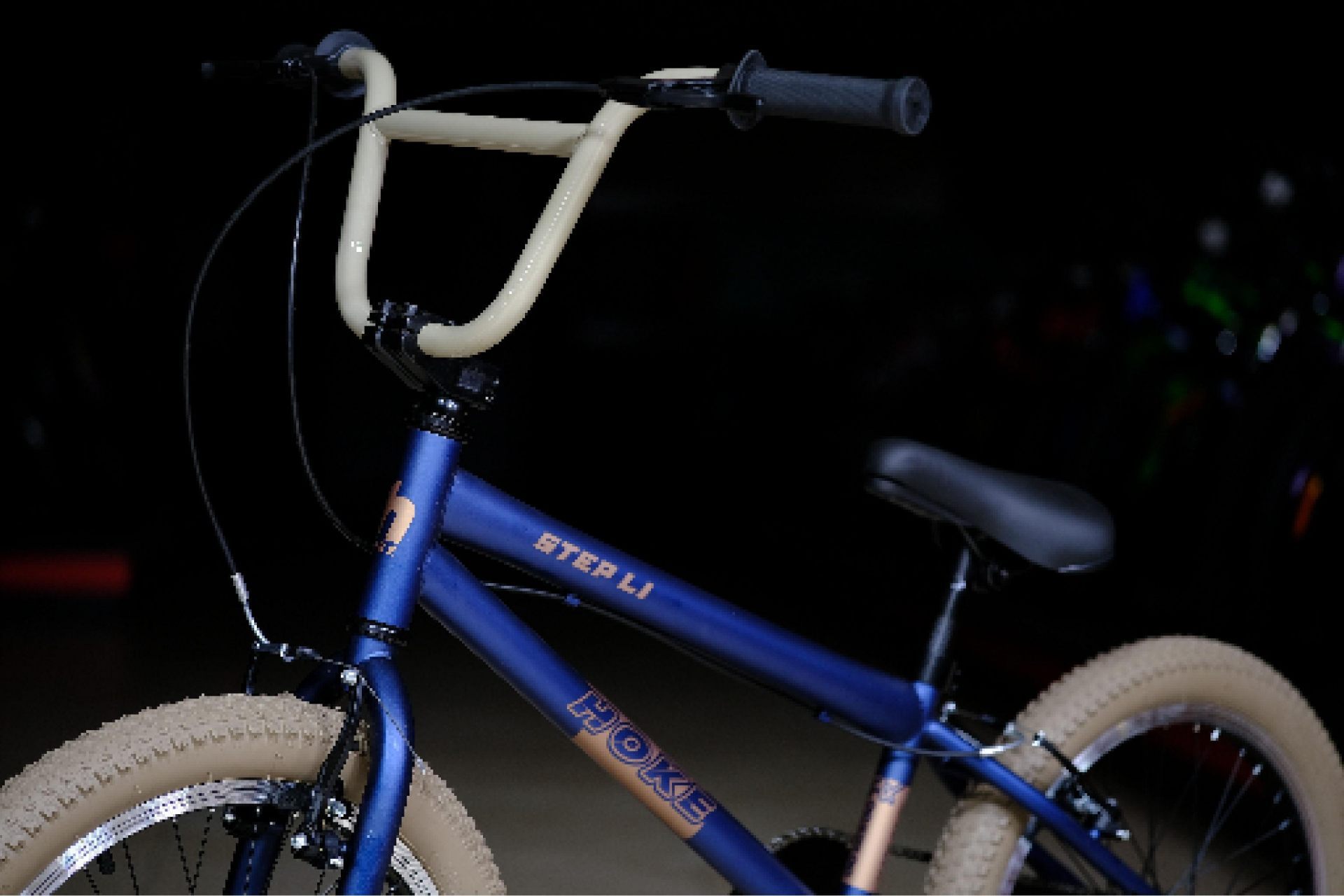 Жесткая стальная вилка
 HOKE BMX Step L1 матовый тёмно-синий