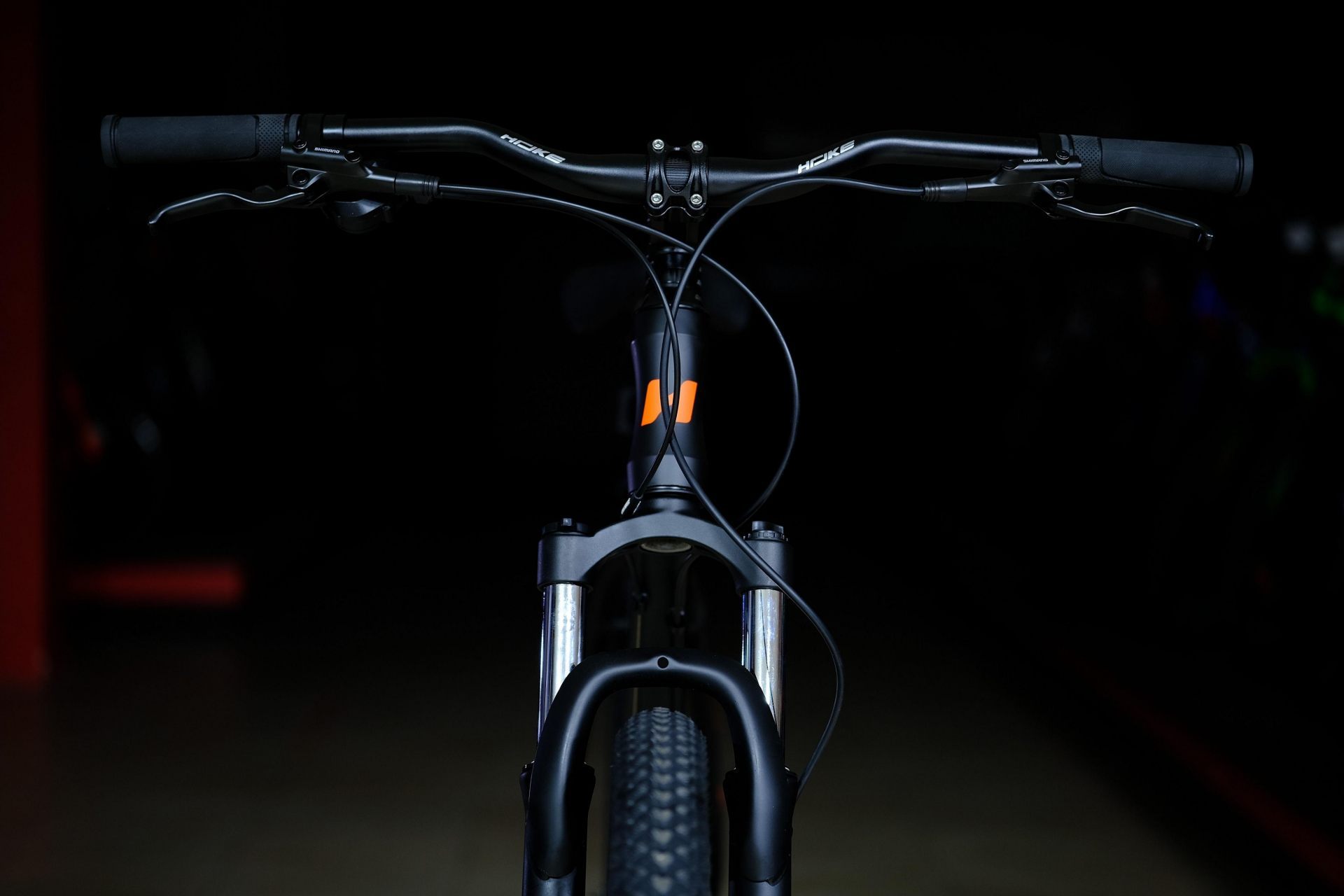 Вилка пружинно-эластомерная 100 mm с алюминиевой короной с функцией регулировки и блокировки хода (механическая блокировка MLO)
 HOKE 4 Way 29 HD матовый чёрный-оранжевый 21